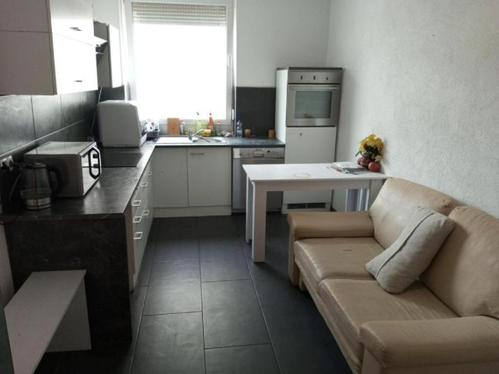 Gemuetliches Lisa Zimmer Mit Gemeinschaftskueche Heilbronn Zentrum Luaran gambar
