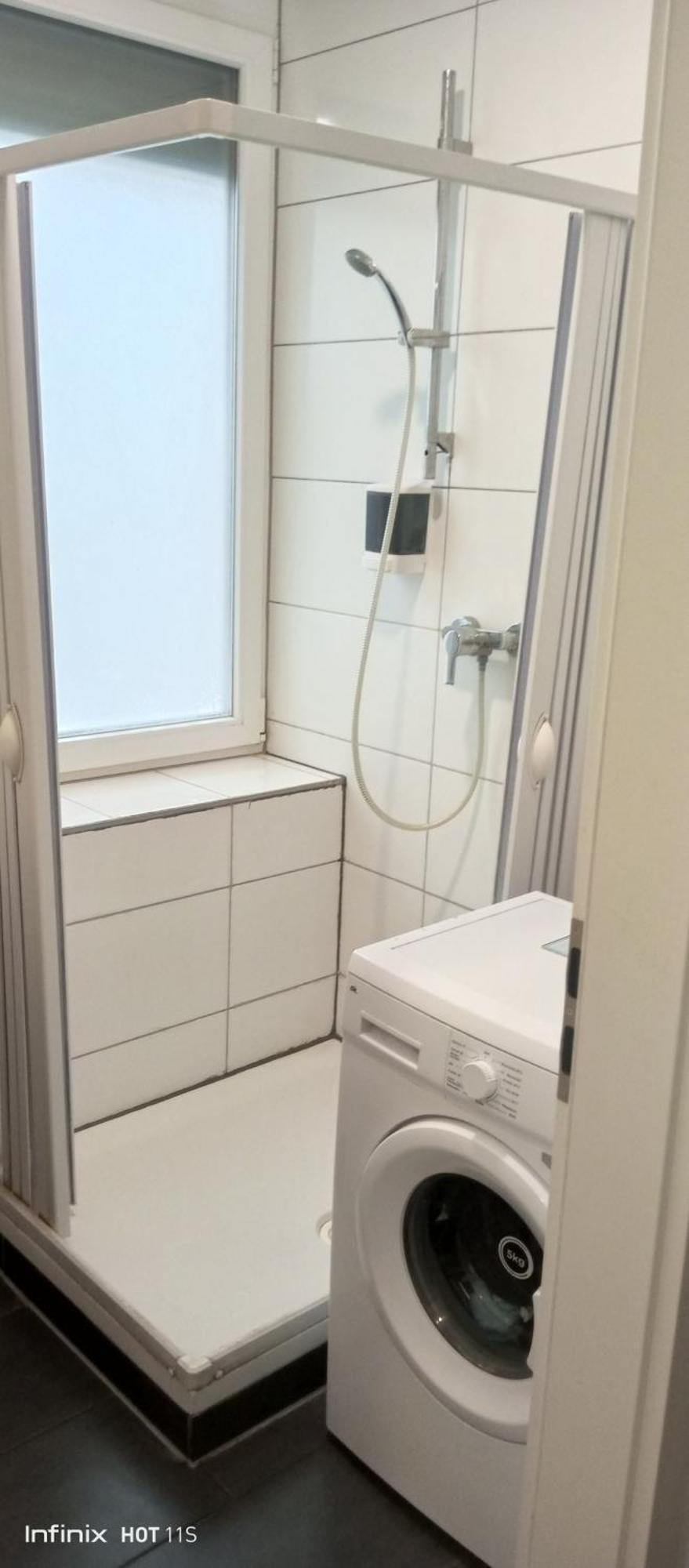 Gemuetliches Lisa Zimmer Mit Gemeinschaftskueche Heilbronn Zentrum Luaran gambar
