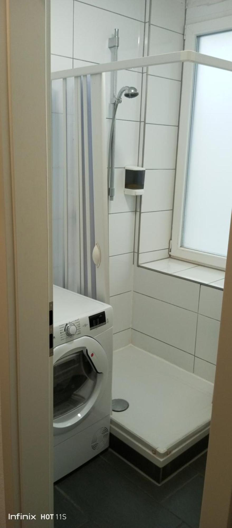 Gemuetliches Lisa Zimmer Mit Gemeinschaftskueche Heilbronn Zentrum Luaran gambar